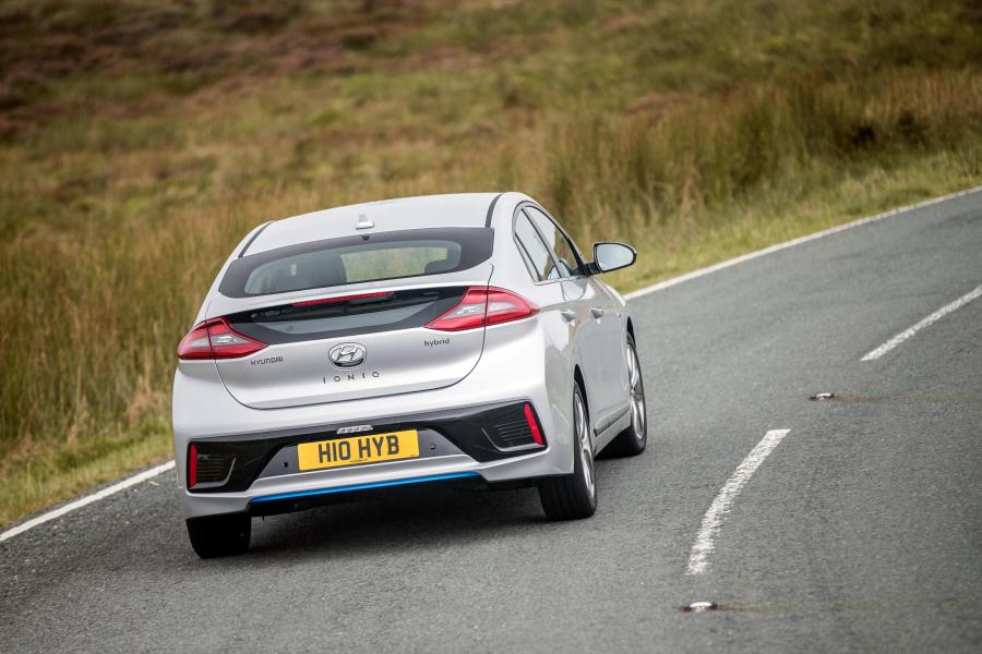  Hyundai IONIQ hybrid 2016 года  (UK) (фото 11 из 32)